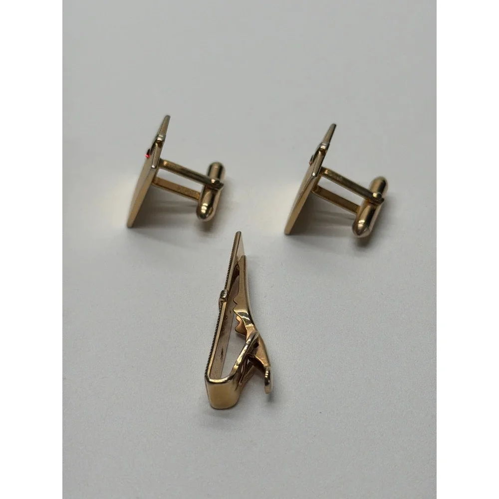 Swank Vintage Mens Gold Tone Ribbed Red Rhinestone Cufflinks and‎ Tie Clip Set